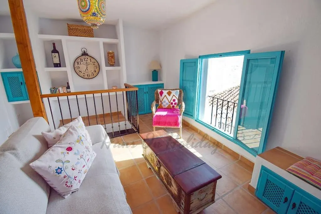 Calle Choruelo 26, Frigiliana Traditional 2 Bedroom Townhouse With Large Roof Terrace And Views Hansonholiday Rentals España